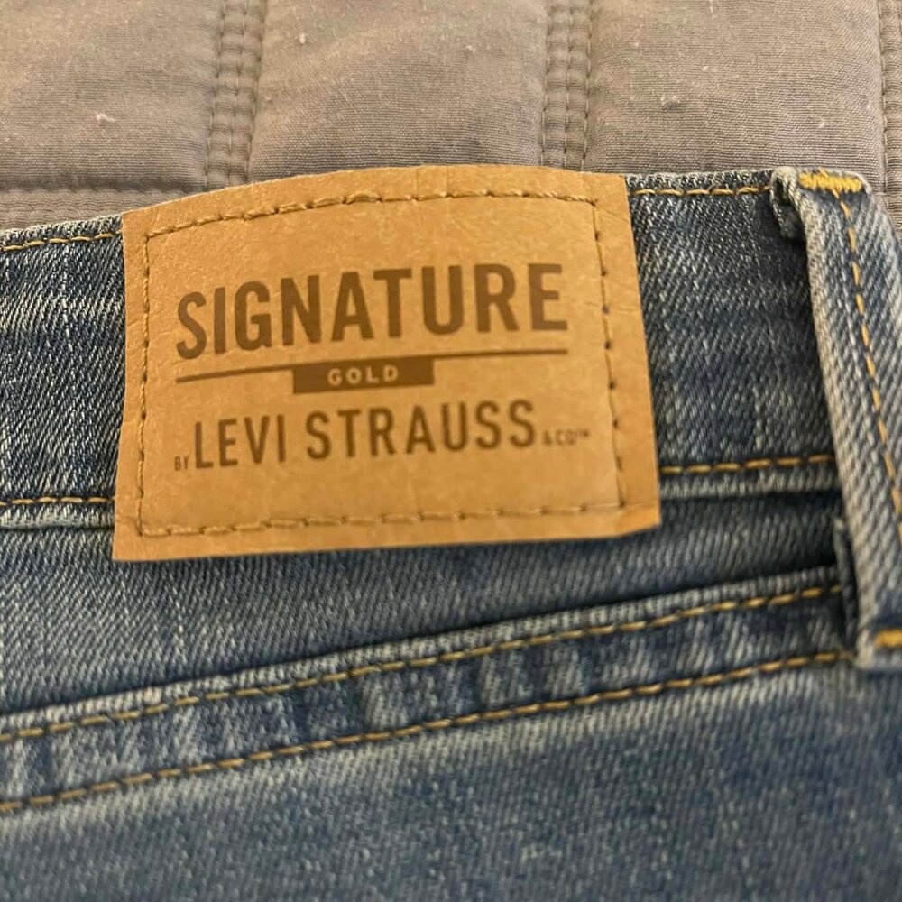 LIKE NEW Women's Size 8 (29" waist) Signature by Levi's denim shorts - Picture 4 of 5
